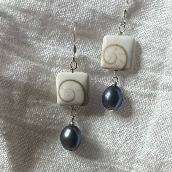 NEW Sterling Sliver Earrings with Fossil Shiva Shells and Tahitian Black Pearls - Picture 3 of 4